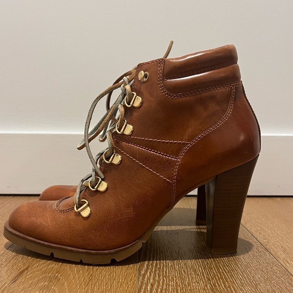 Gently worn Michael Kors lace up heeled boots size 9M upper leather